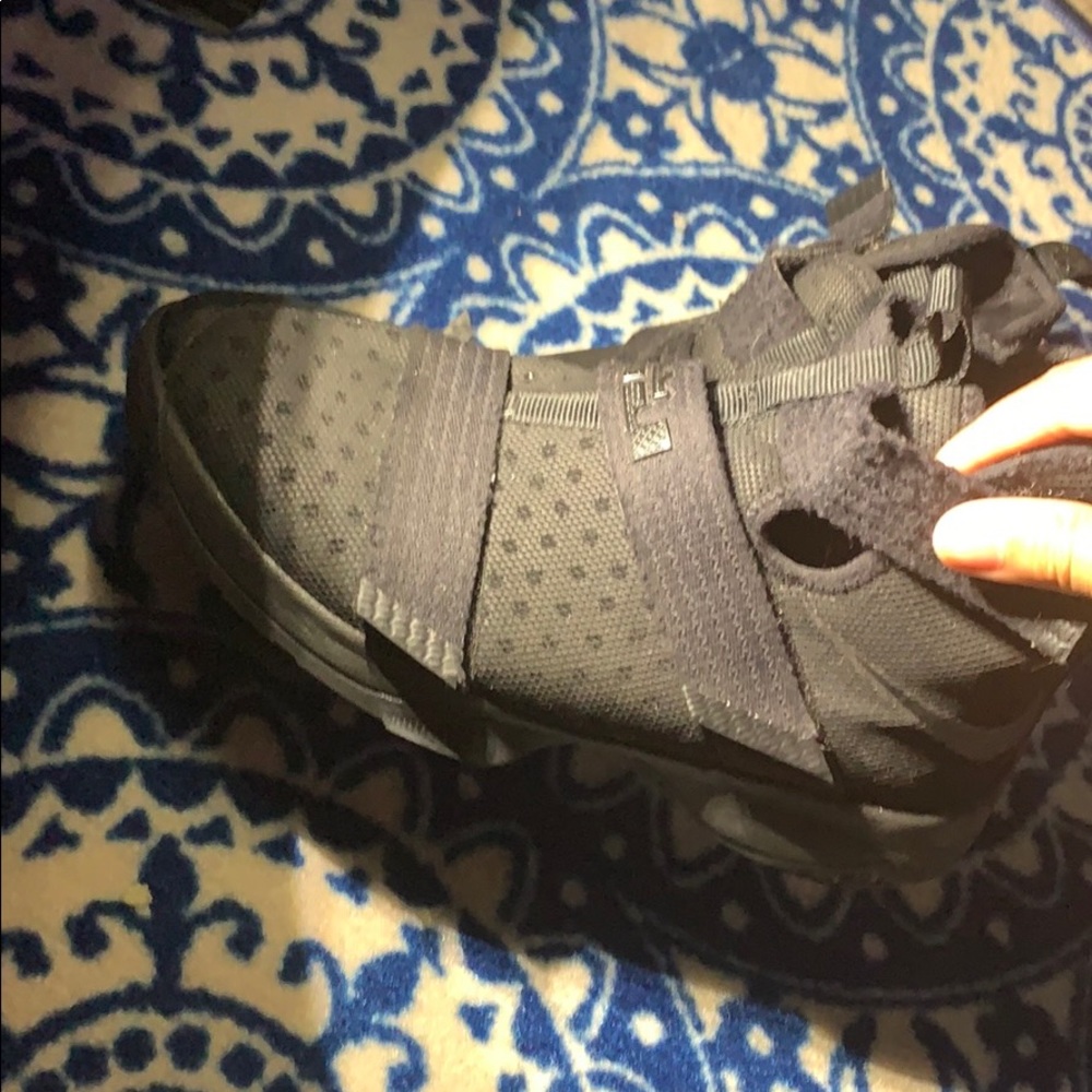 Basketball shoes